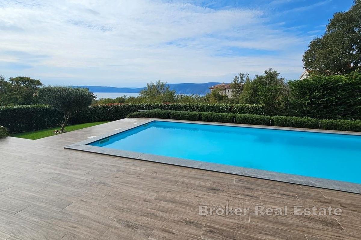 Moderne Villa mit Pool in ruhiger Lage