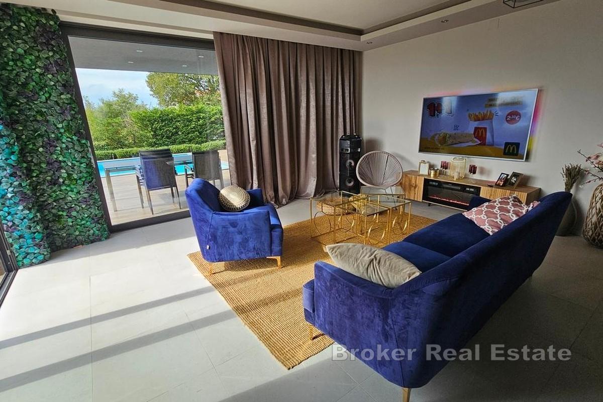 Modern villa med pool i lugnt läge