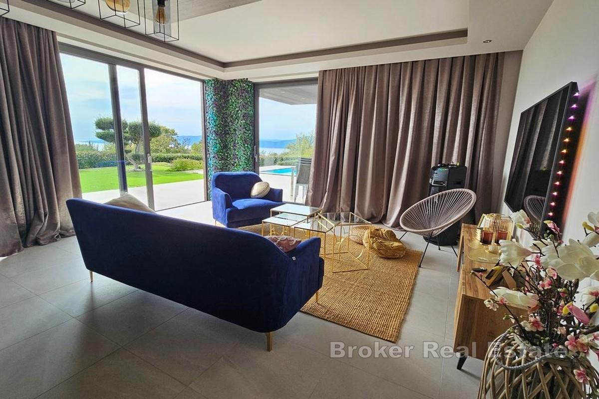 Modern villa med pool i lugnt läge