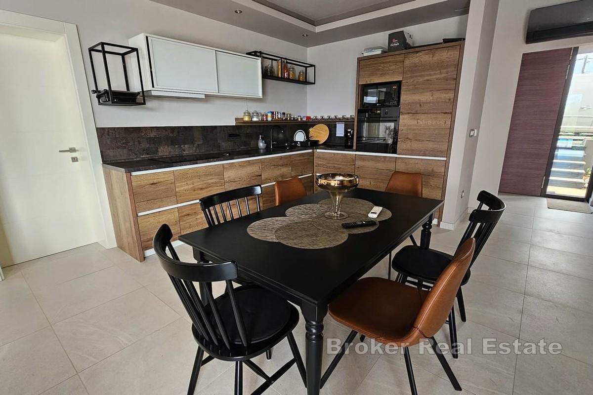 Modern villa med pool i lugnt läge