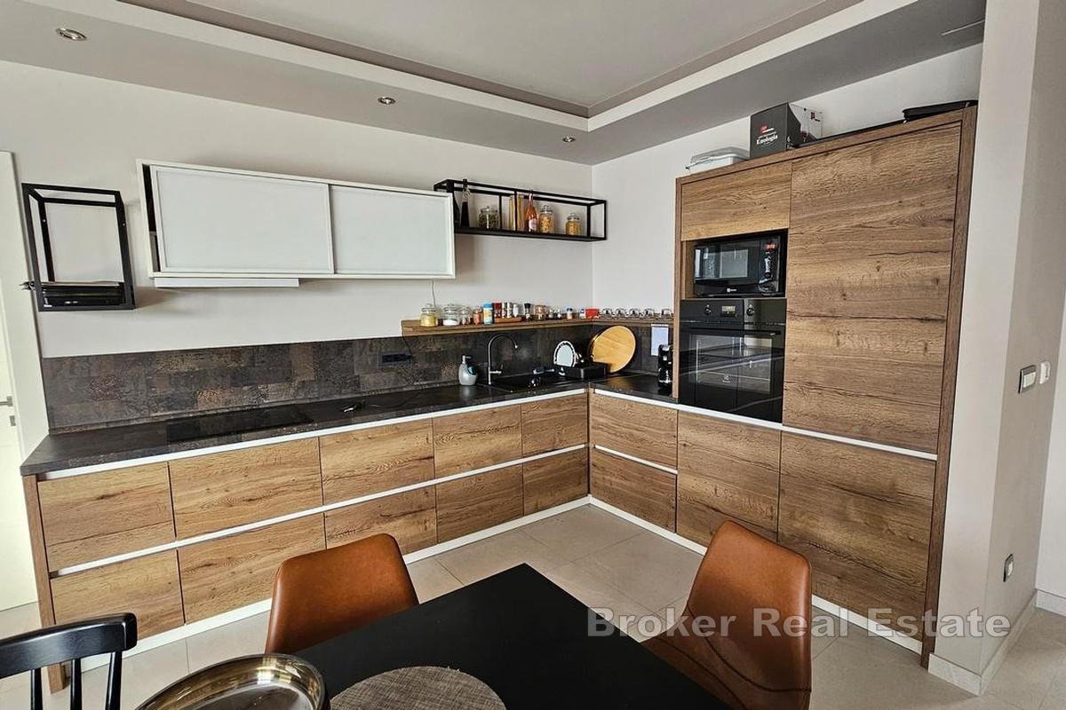 Modern villa med pool i lugnt läge