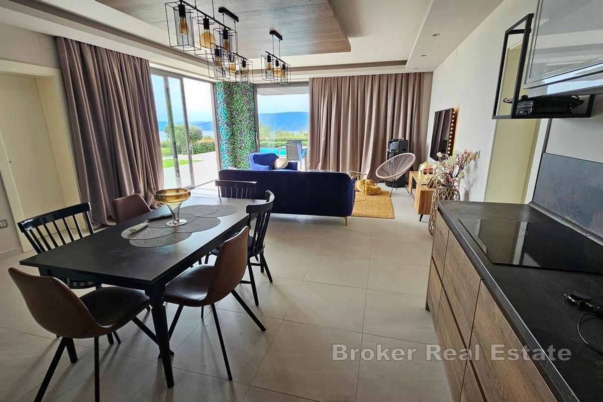 Modern villa med pool i lugnt läge