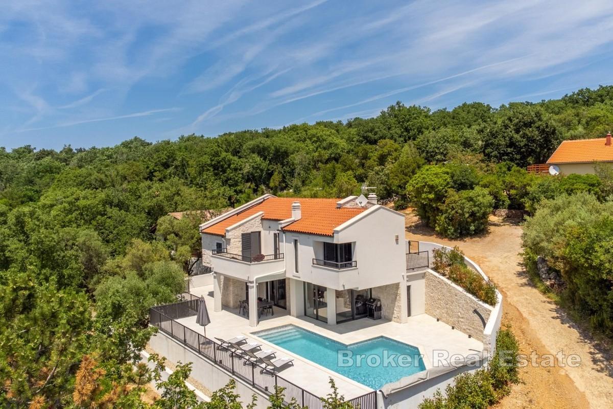 Modernes Haus mit Pool in ruhiger Lage