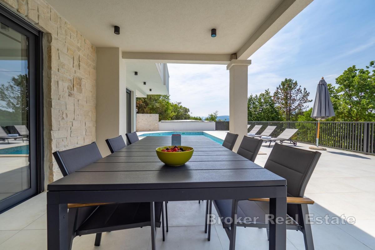 Современный дом с бассейном в тихом месте