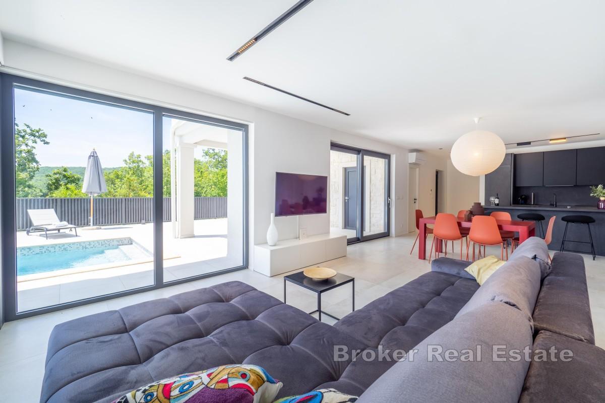 Modernes Haus mit Pool in ruhiger Lage