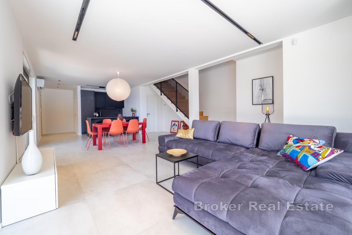 Modernes Haus mit Pool in ruhiger Lage