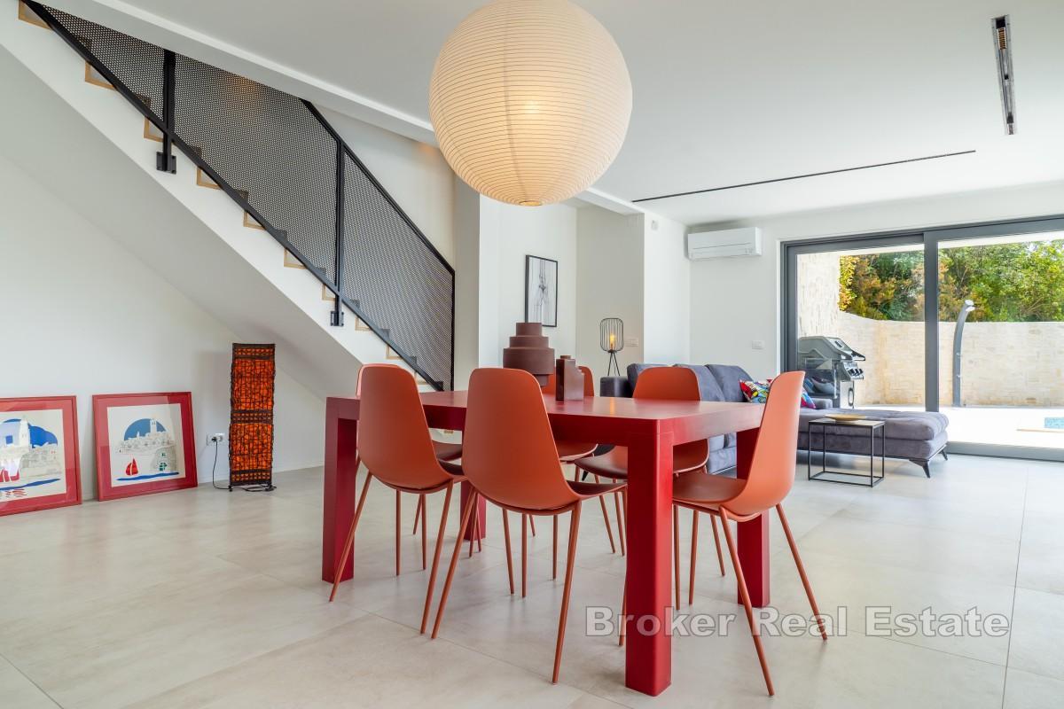 Modernes Haus mit Pool in ruhiger Lage