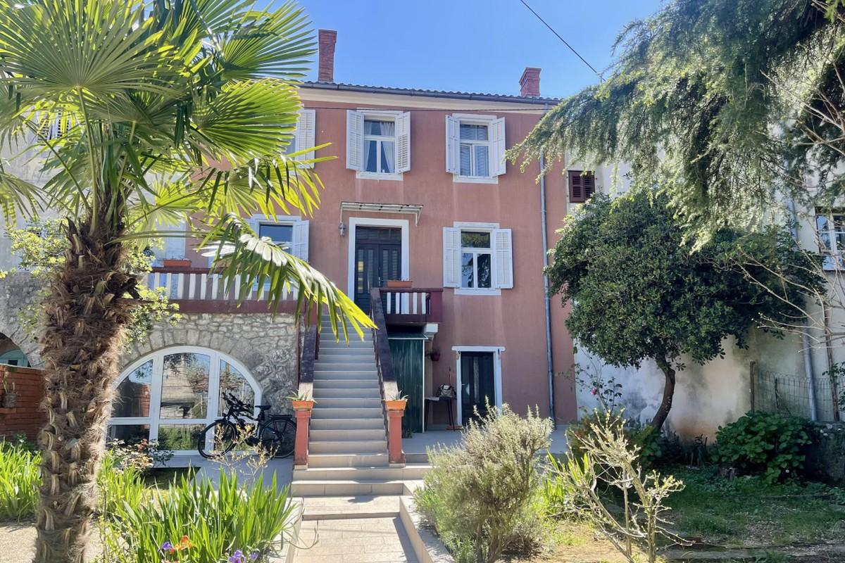 Maison en pierre rénovée avec vue mer