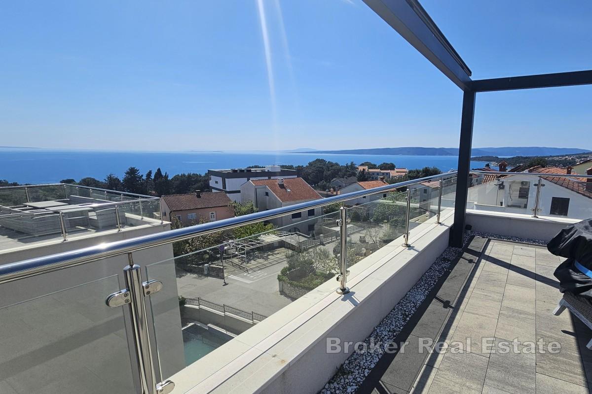 Penthouse près de la mer avec une spacieuse terrasse sur le toit