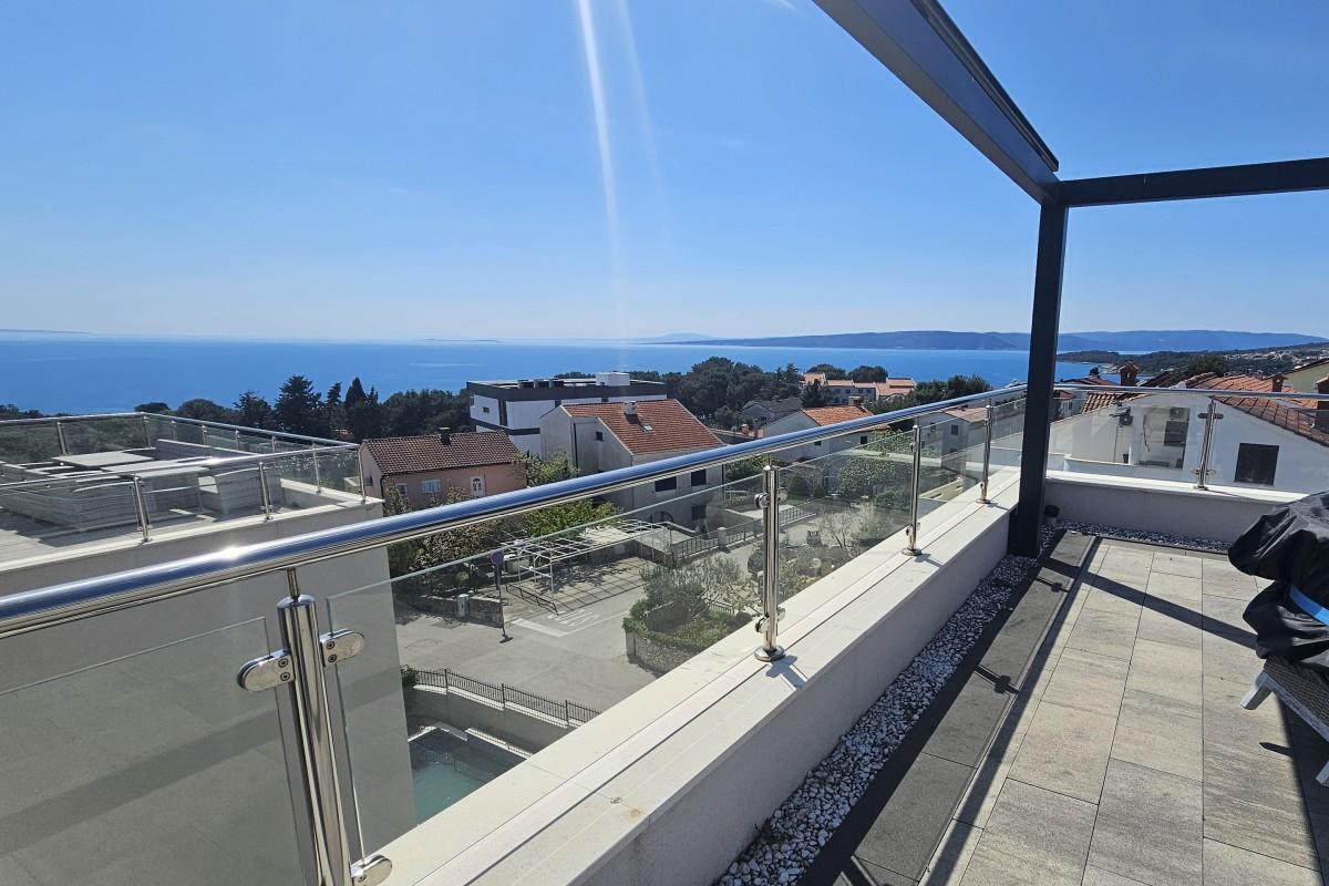 Penthouse près de la mer avec une spacieuse terrasse sur le toit
