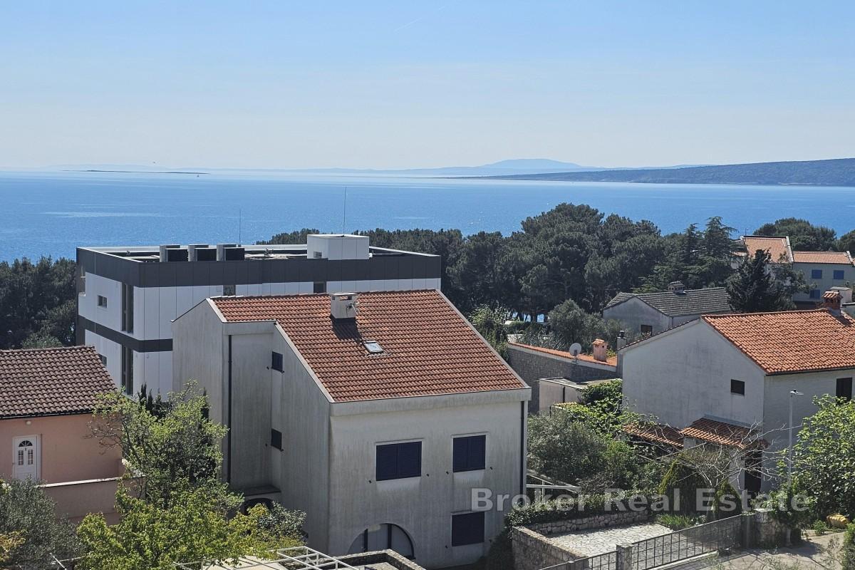 Penthouse près de la mer avec une spacieuse terrasse sur le toit