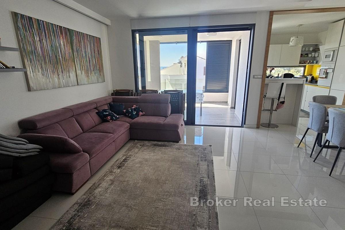 Penthouse près de la mer avec une spacieuse terrasse sur le toit