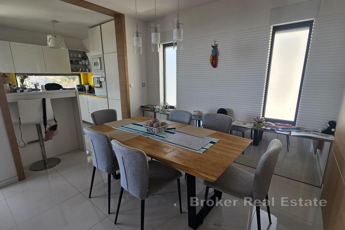Penthouse près de la mer avec une spacieuse terrasse sur le toit