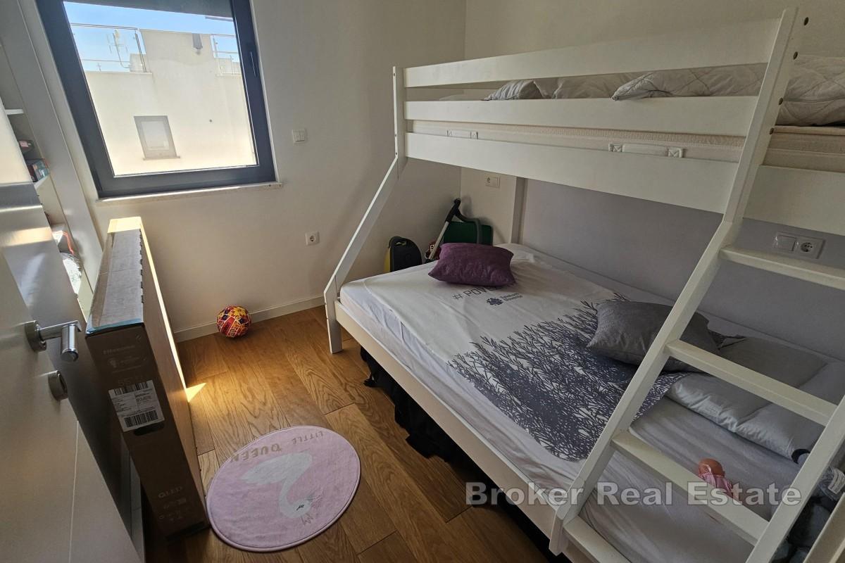 Penthouse près de la mer avec une spacieuse terrasse sur le toit