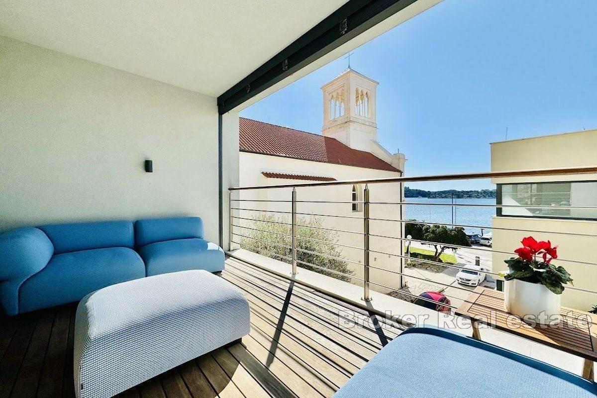 Bel appartement, première rangée de la mer