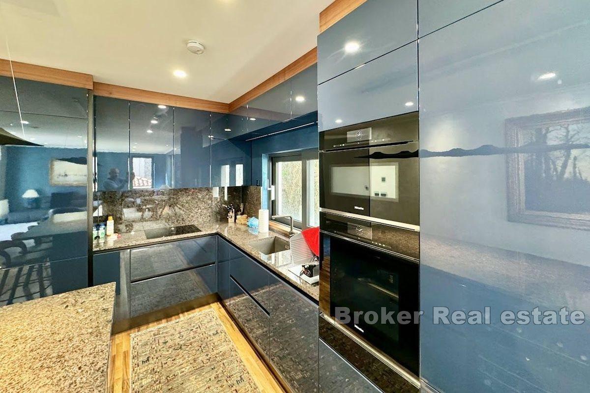 Bel appartement, première rangée de la mer