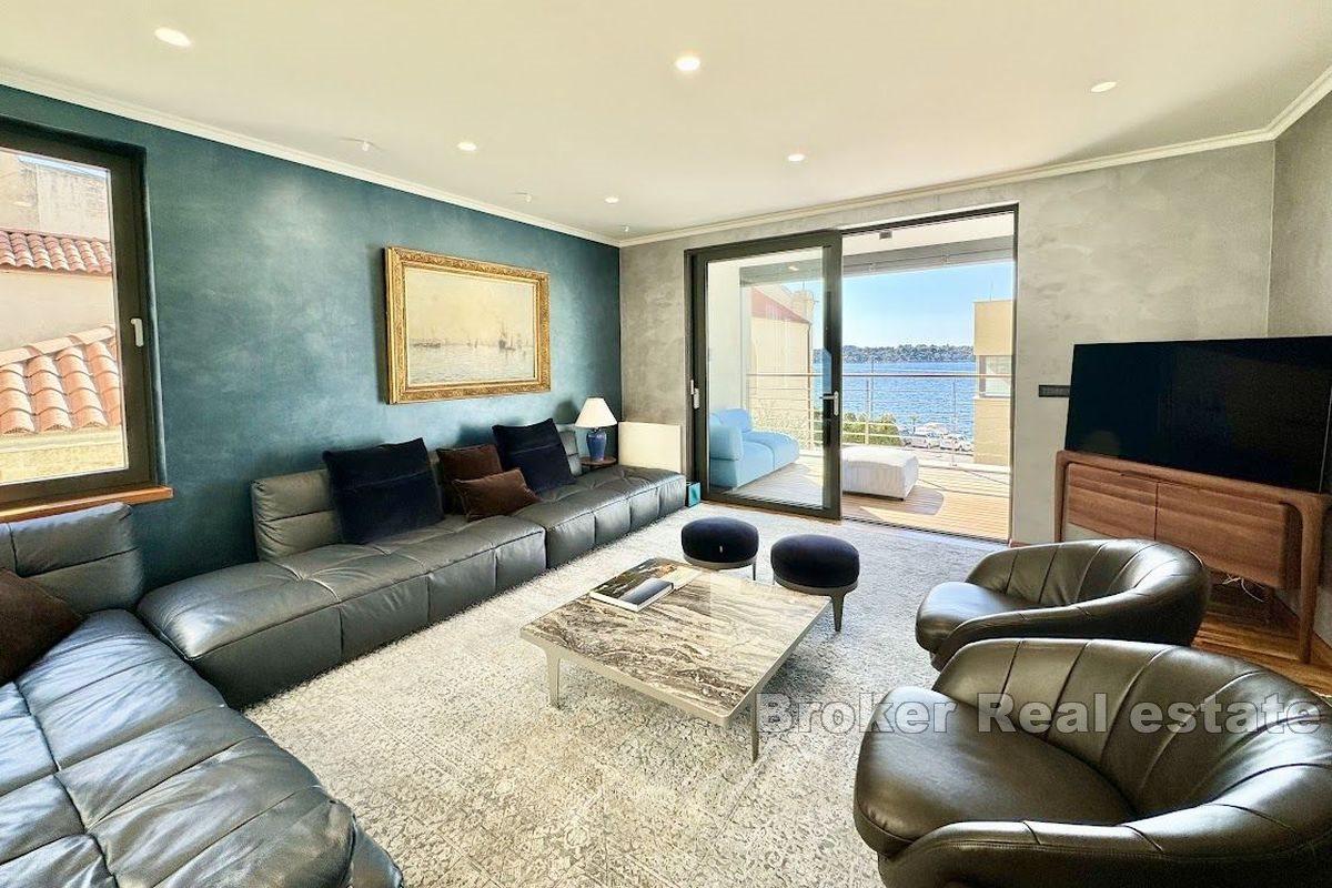 Bel appartement, première rangée de la mer