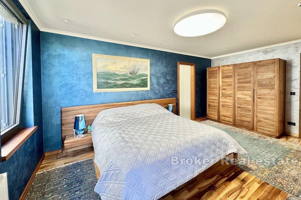 Bel appartement, première rangée de la mer