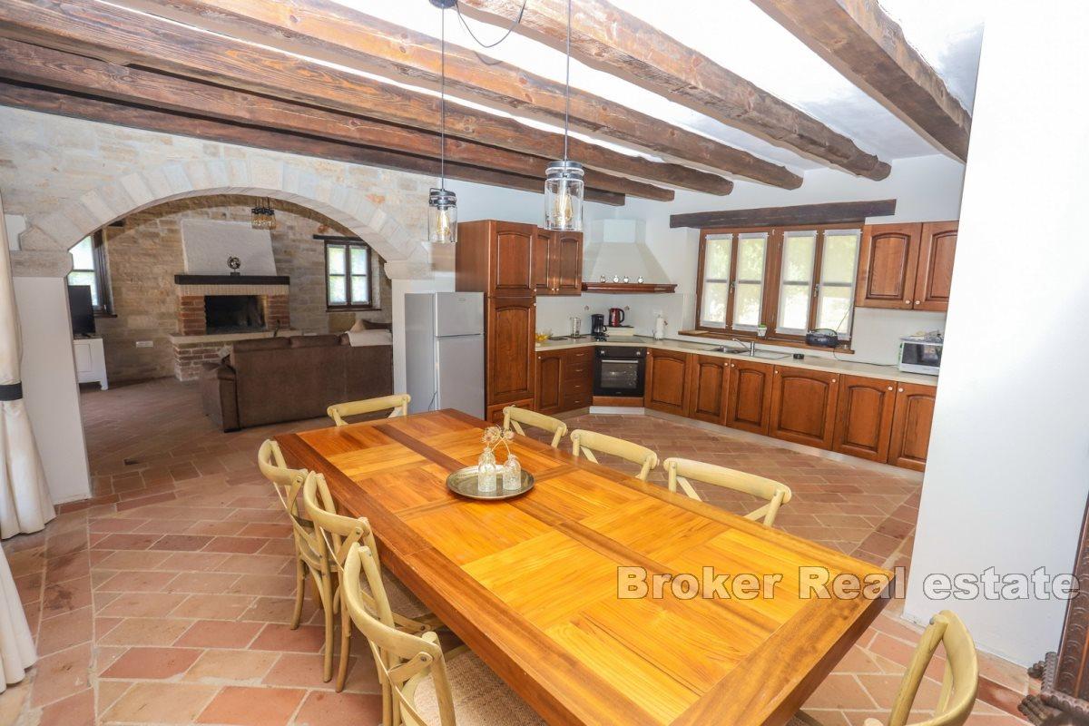 Casa in pietra con vista panoramica sul paesaggio