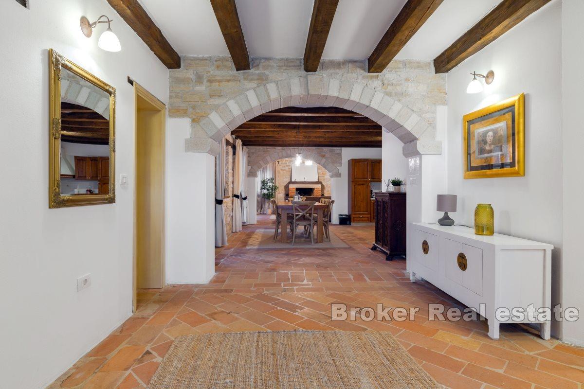 Casa in pietra con vista panoramica sul paesaggio