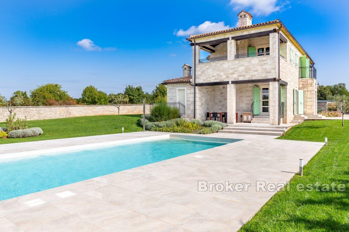 Detached house with swimming pool