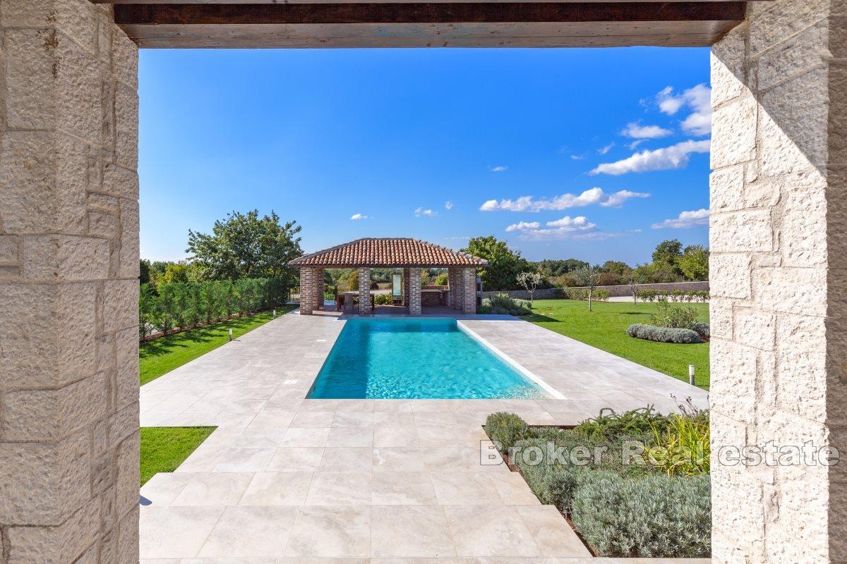 Freistehendes Haus mit Swimmingpool