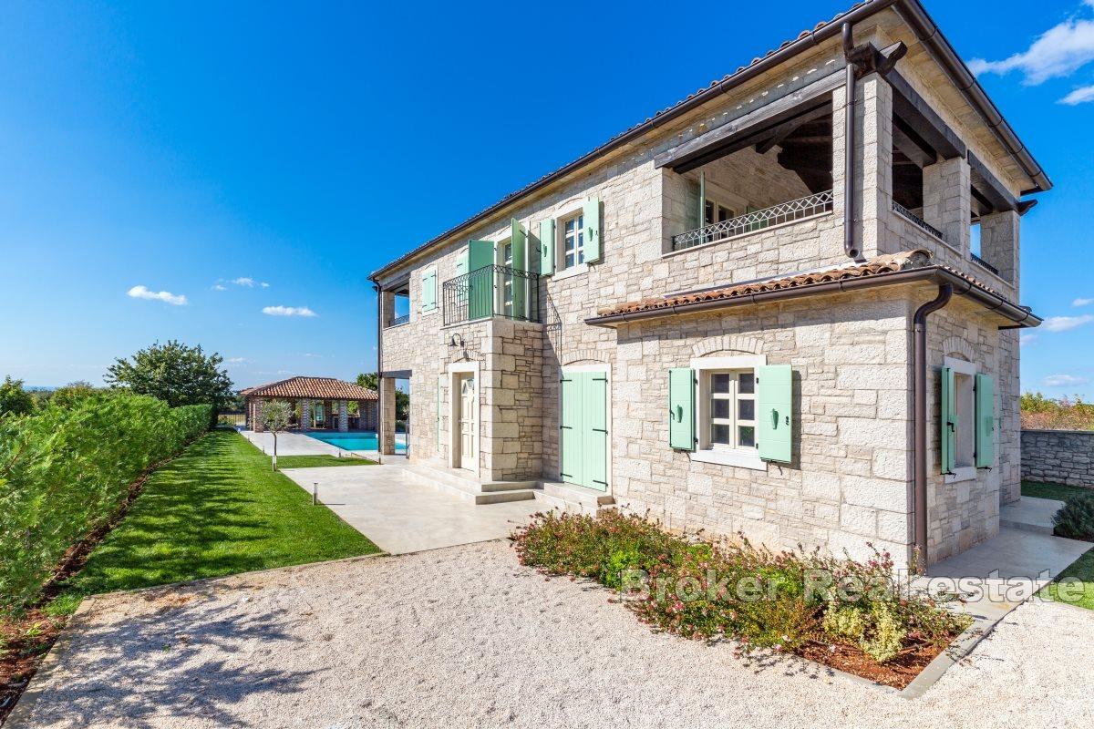 Detached house with swimming pool
