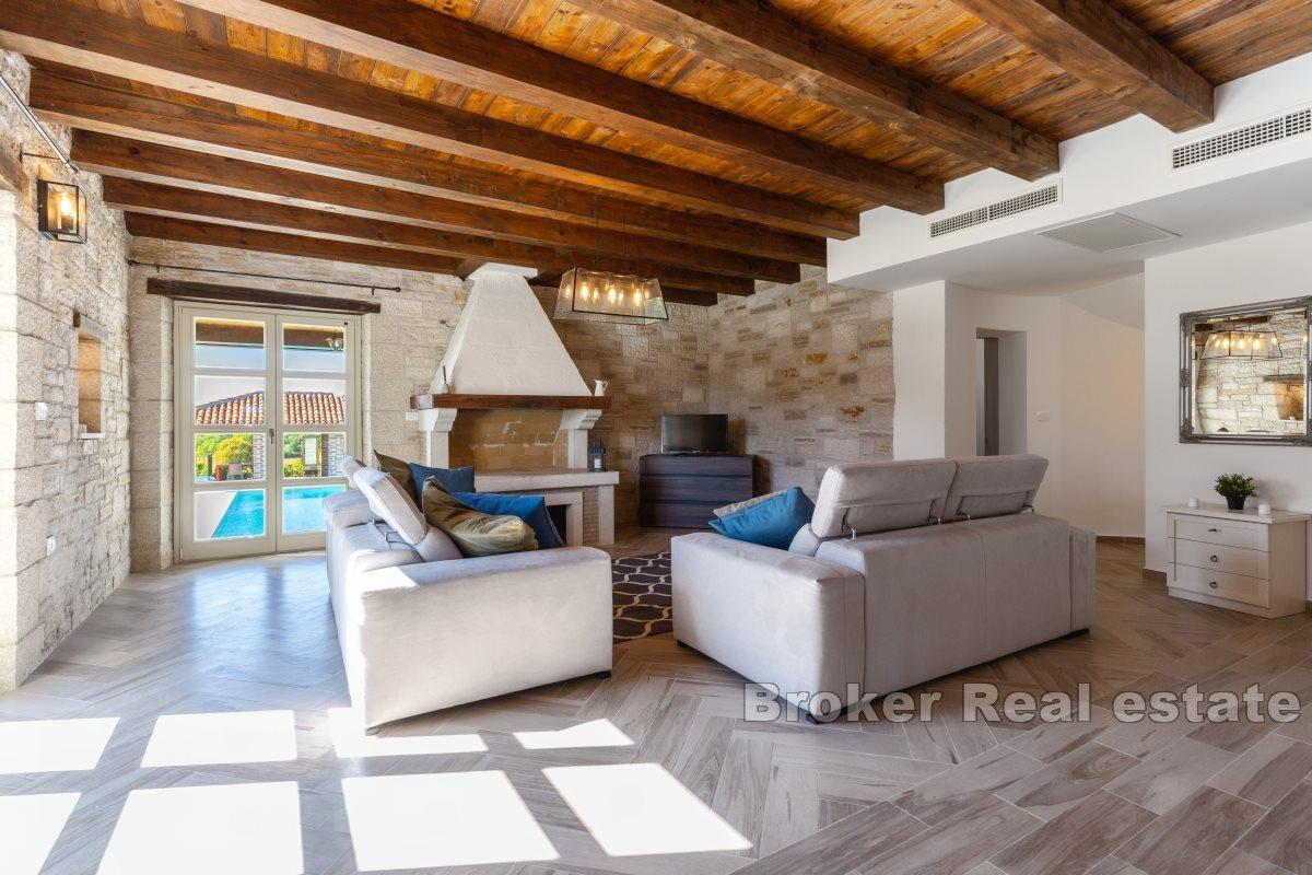 Detached house with swimming pool