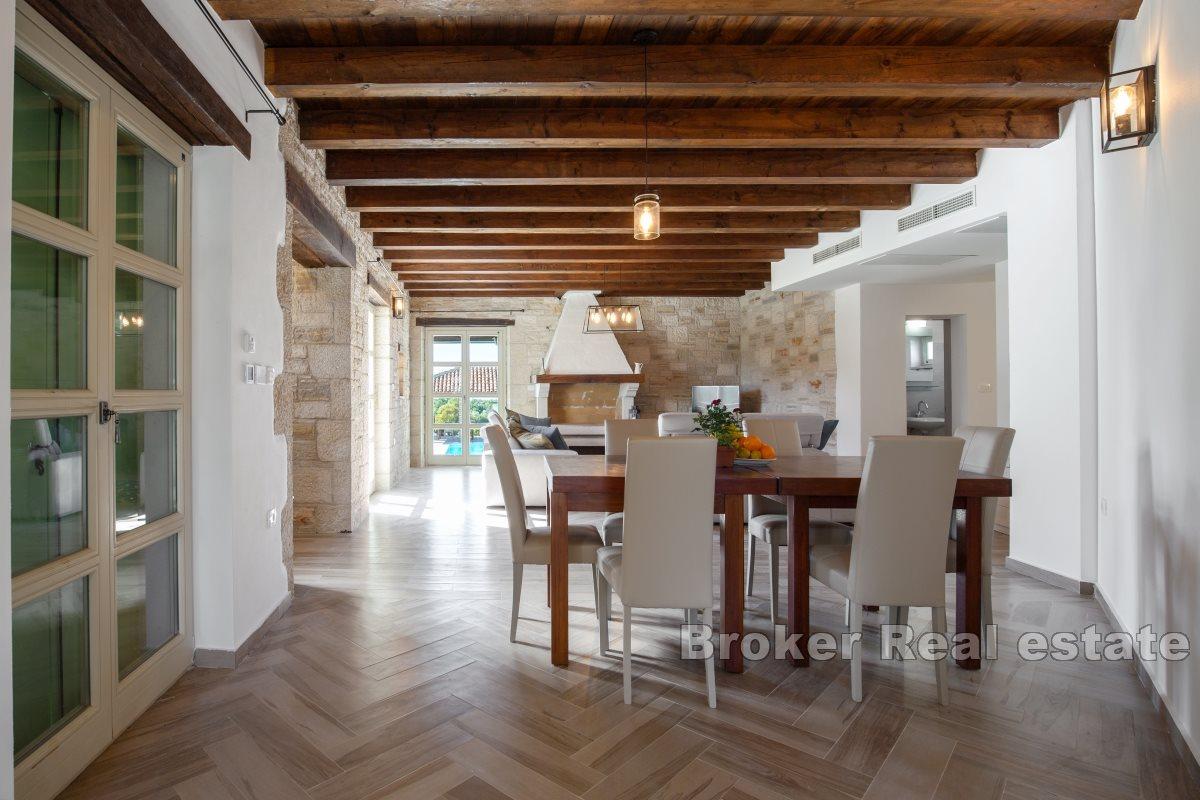 Freistehendes Haus mit Swimmingpool