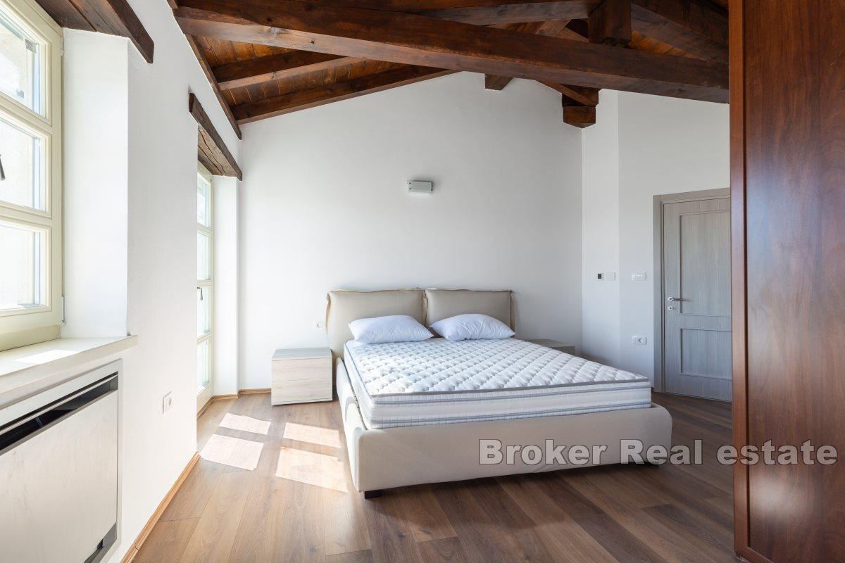 Detached house with swimming pool