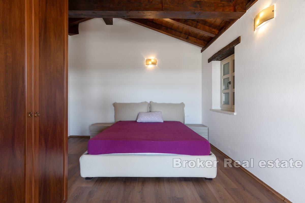 Detached house with swimming pool