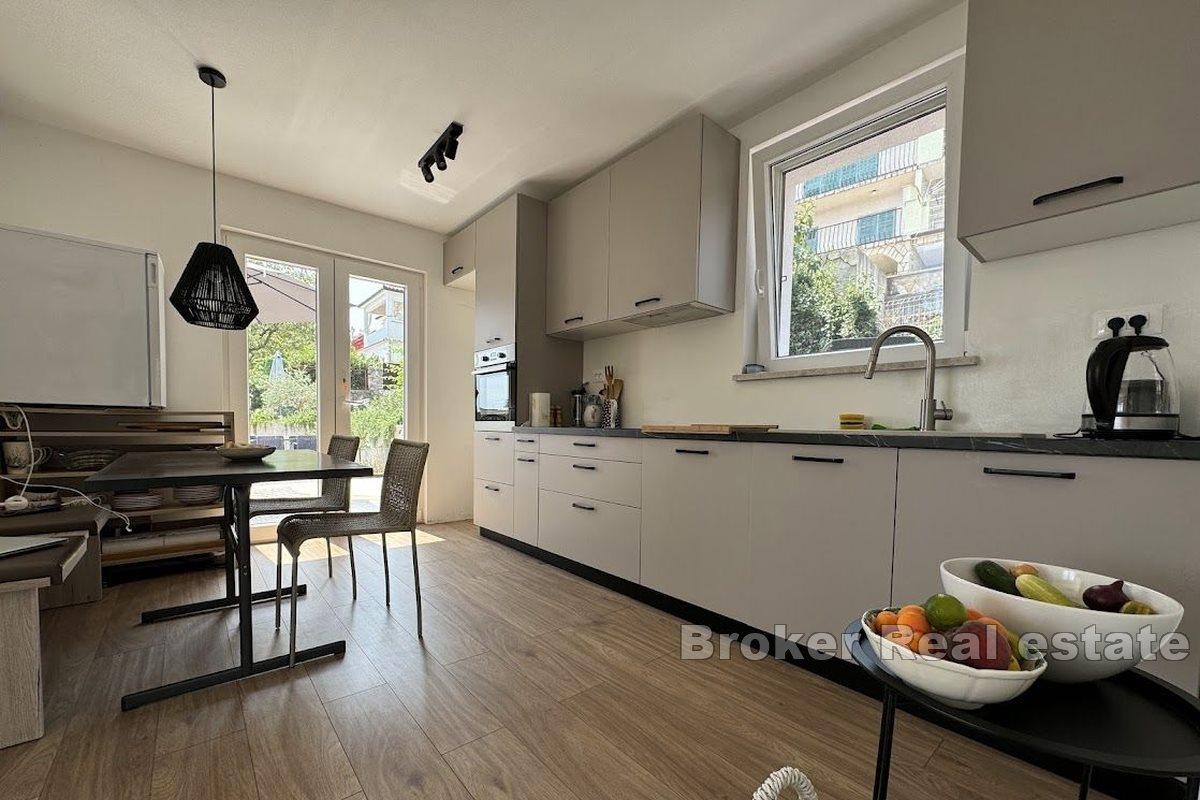 Šarmantna kuća s bazenom i pogledom na more