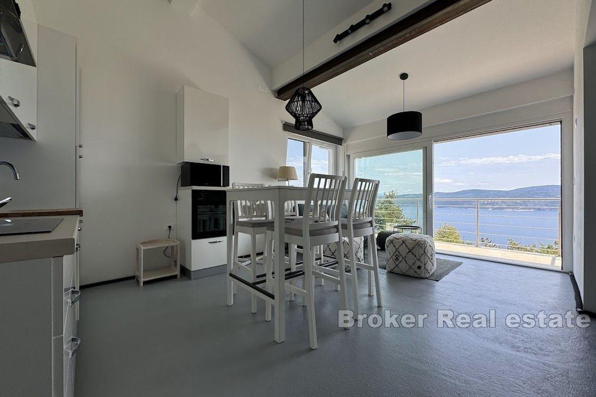 Šarmantna kuća s bazenom i pogledom na more