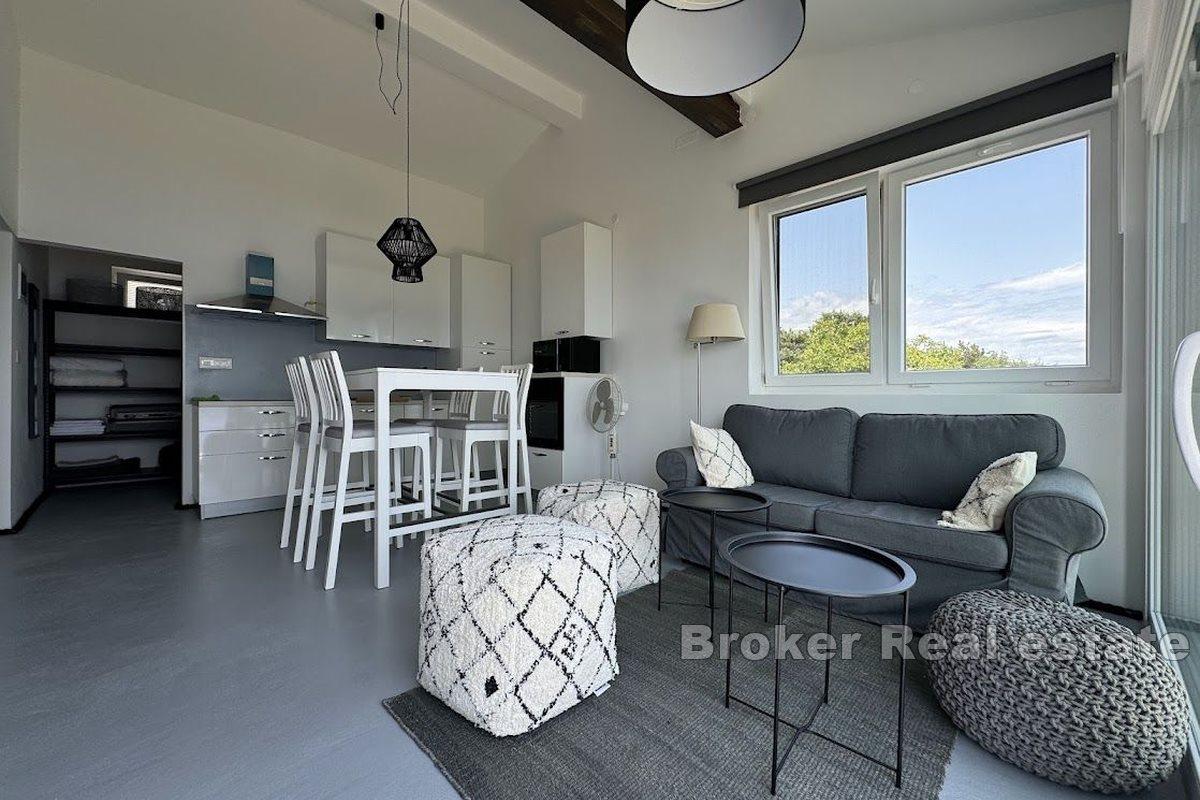 Šarmantna kuća s bazenom i pogledom na more