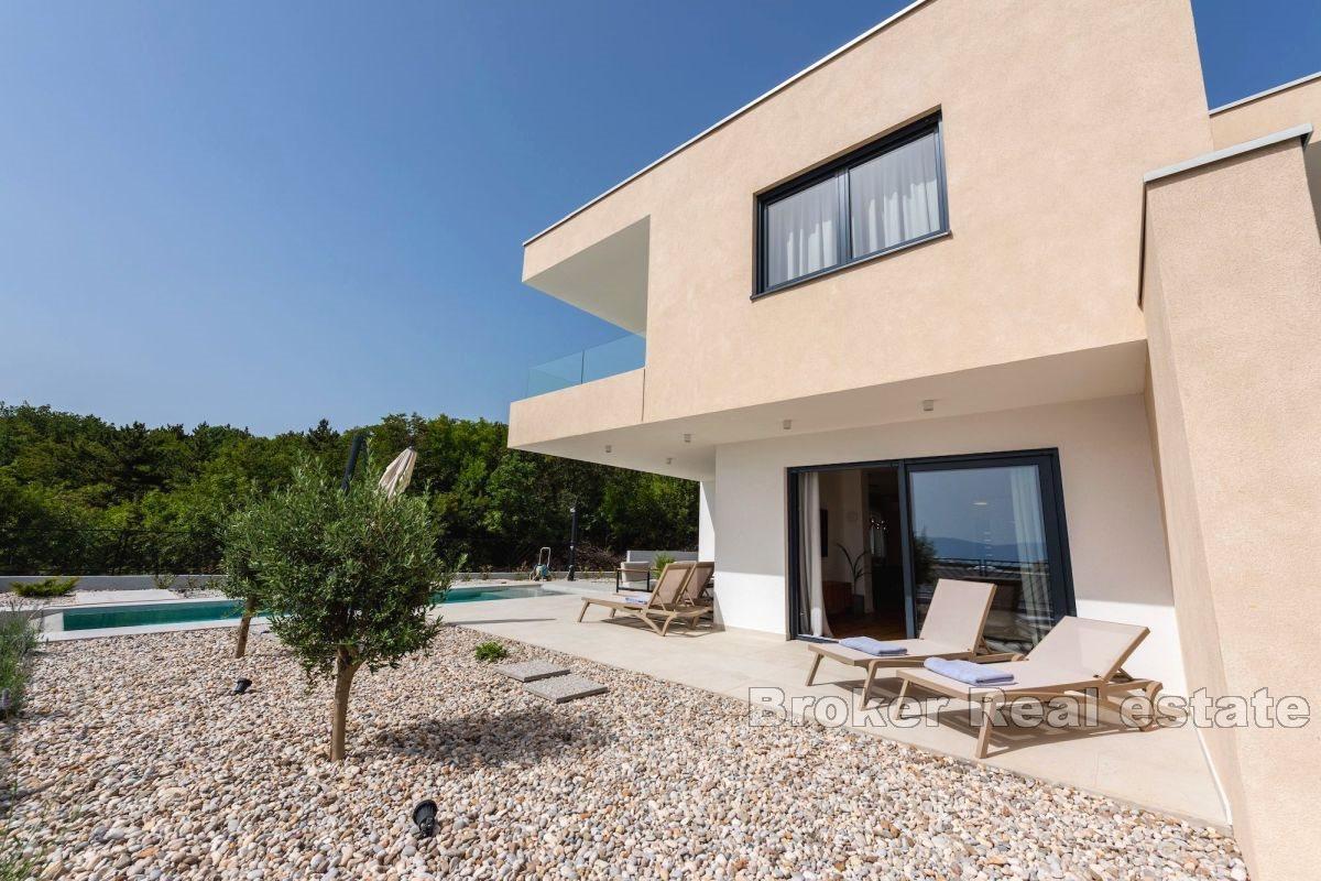 Nowoczesna willa z widokiem na basen i morze