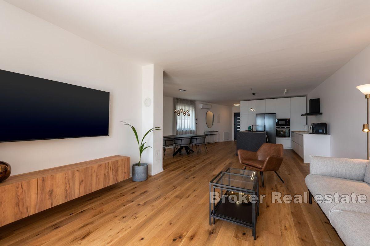 Nowoczesna willa z widokiem na basen i morze