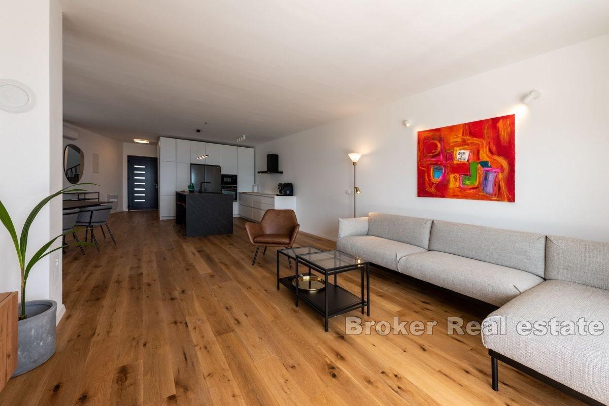 Nowoczesna willa z widokiem na basen i morze