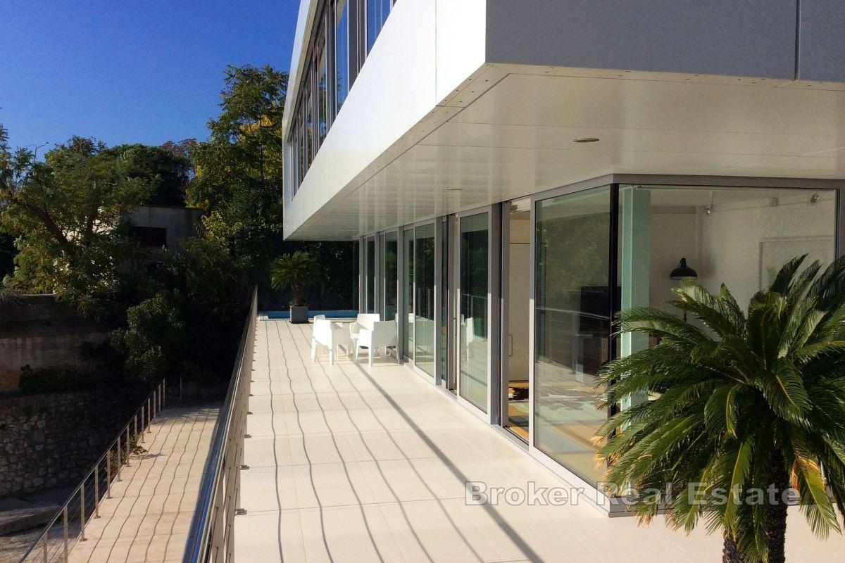 Moderná vila v prvom rade pri mori