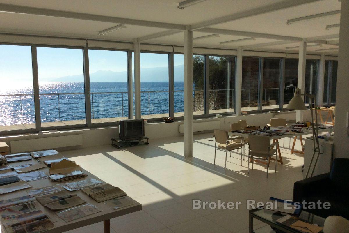 Moderne villa i første rad mot sjøen