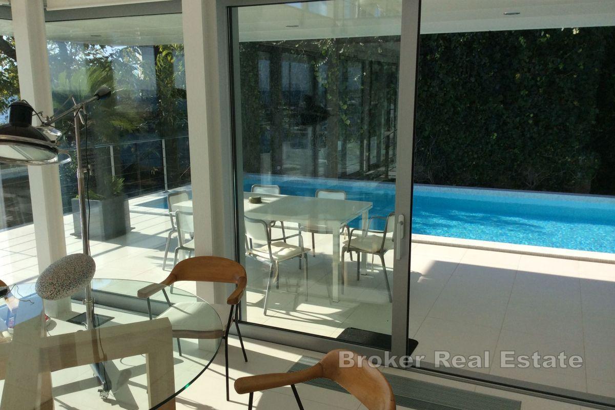 Moderne villa i første rad mot sjøen