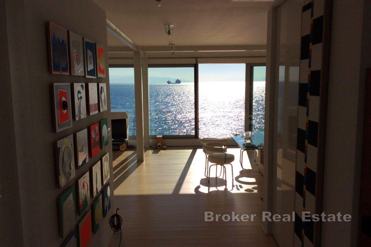 Moderná vila v prvom rade pri mori