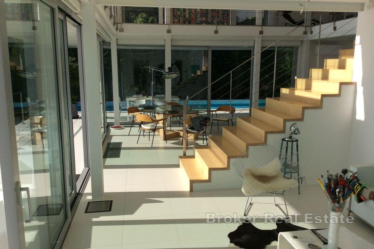 Moderná vila v prvom rade pri mori