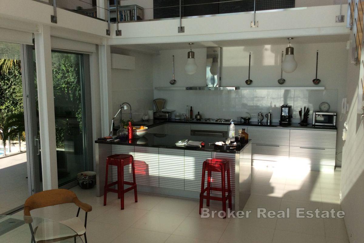 Moderne villa i første rad mot sjøen