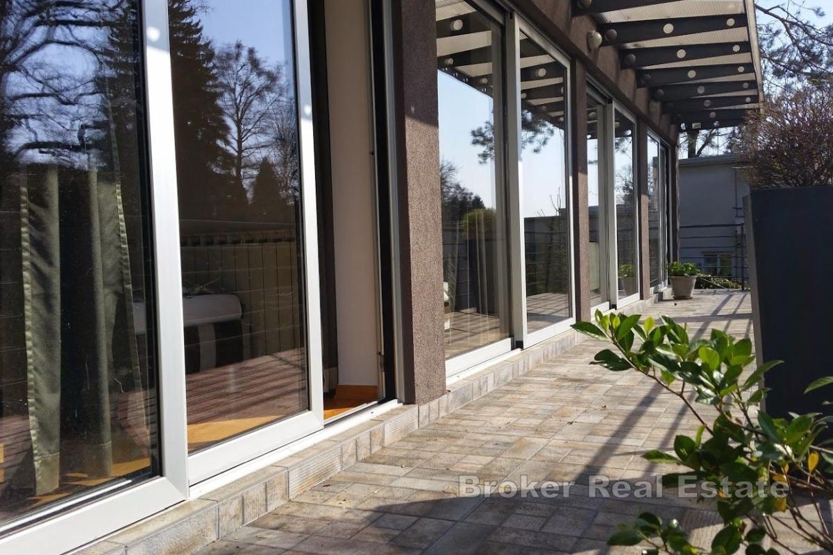 Romslig urban villa med tre boenheter i hjertet av Zagreb