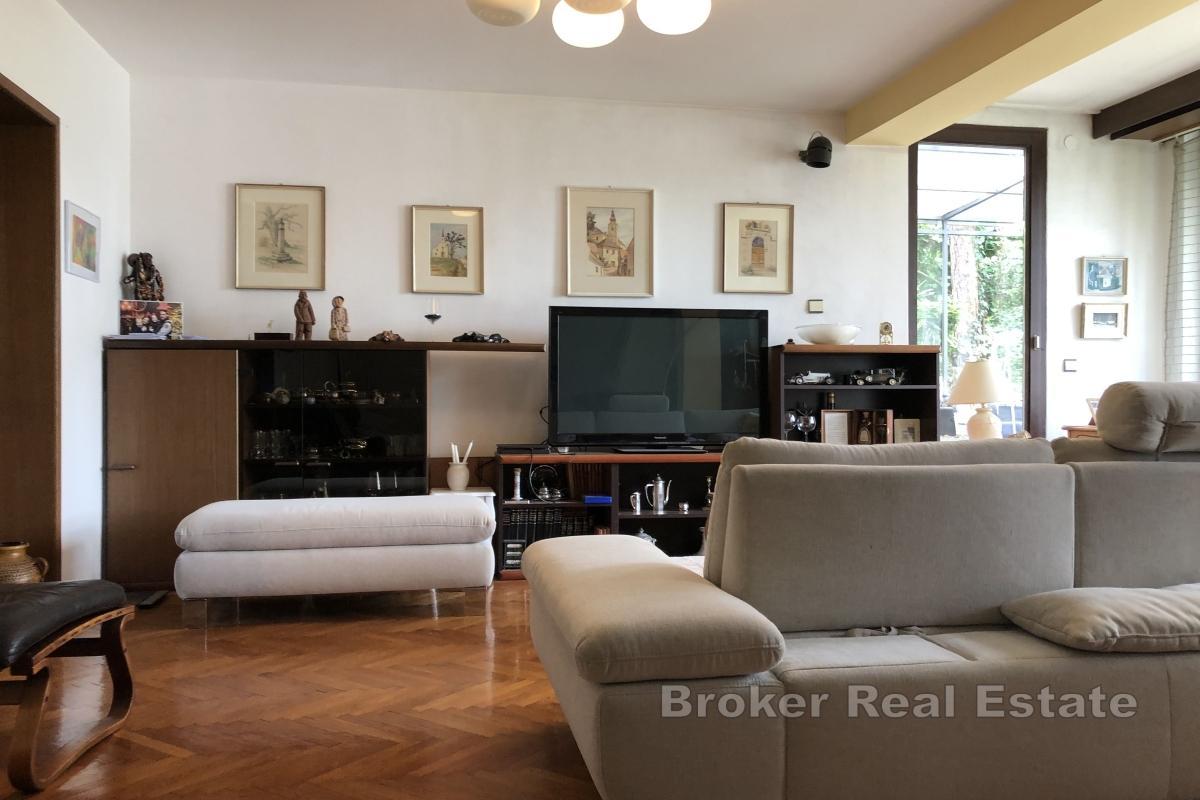 Romslig urban villa med tre boenheter i hjertet av Zagreb