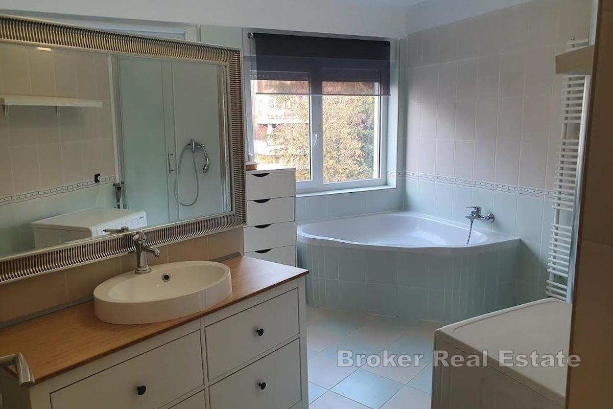 Romslig urban villa med tre boenheter i hjertet av Zagreb