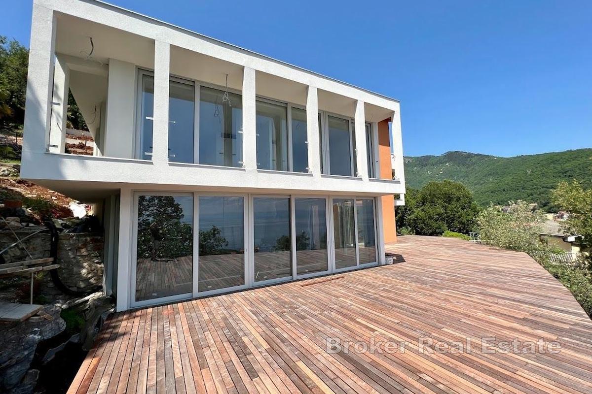 Villa moderna con piscina