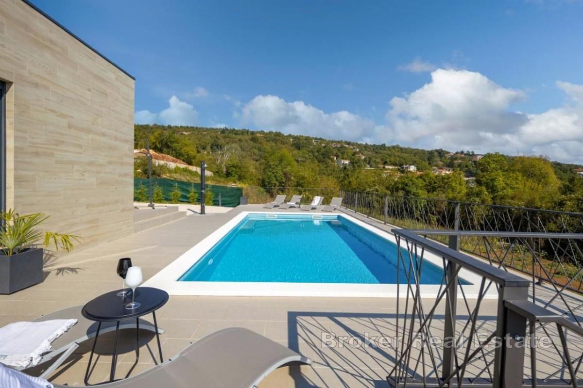 Elegant hus med basseng og havutsikt