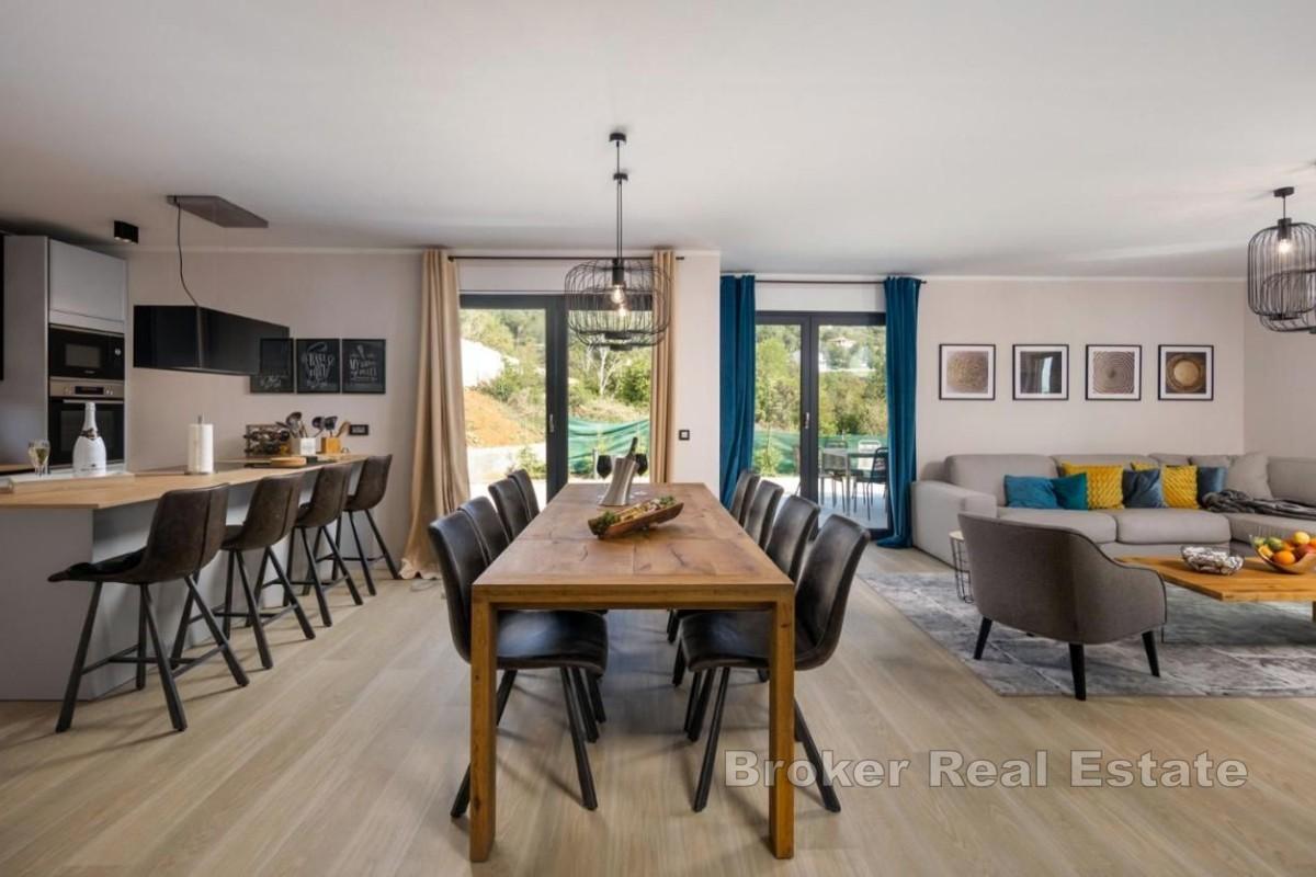 Elegant hus med basseng og havutsikt