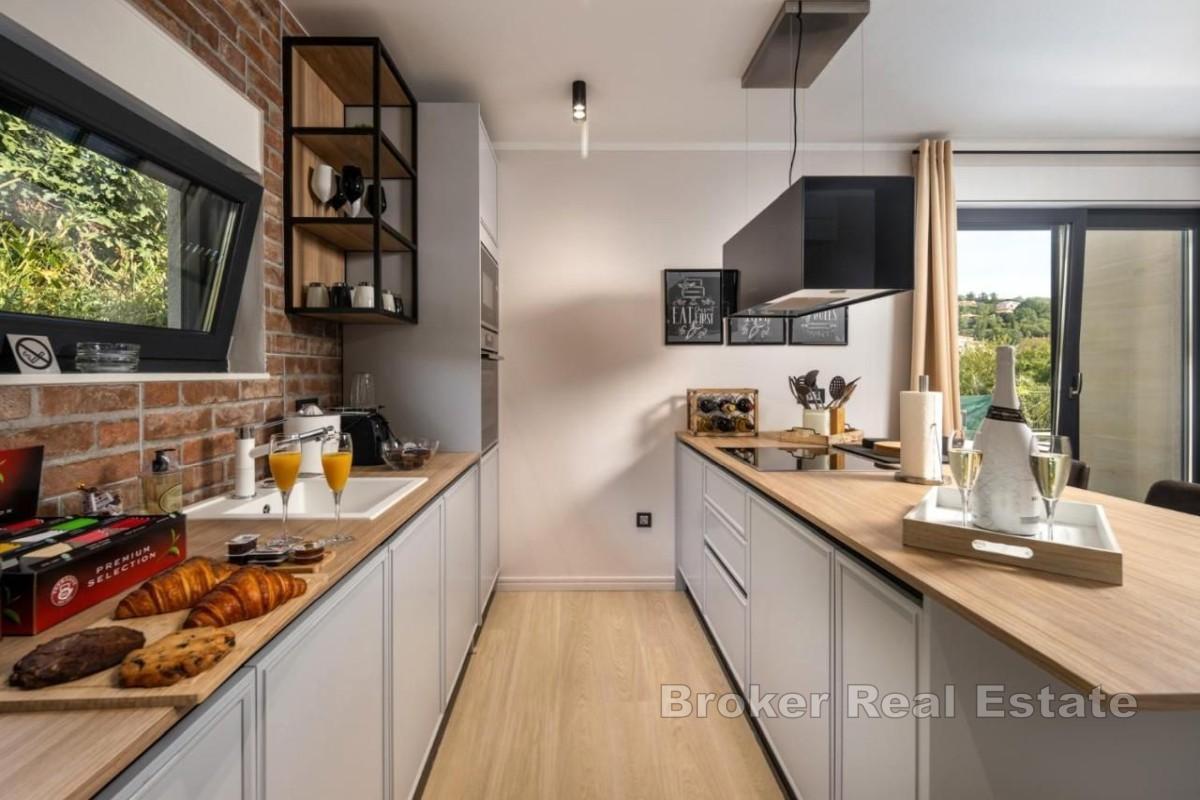 Elegant hus med basseng og havutsikt